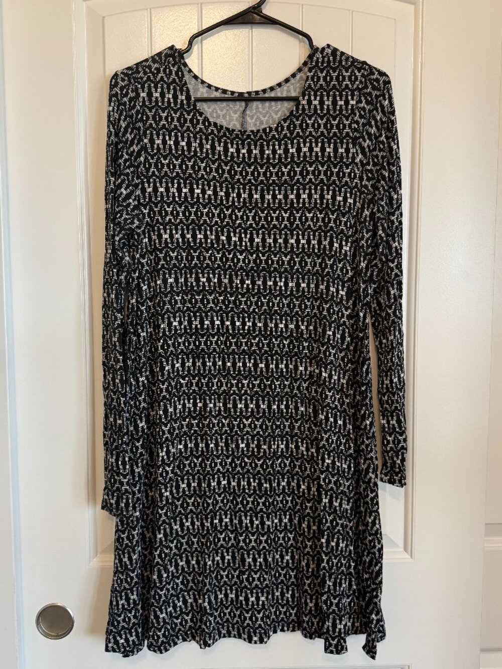 Long-sleeve swing dress featuring a classic geometric print - Picture 1 of 5
